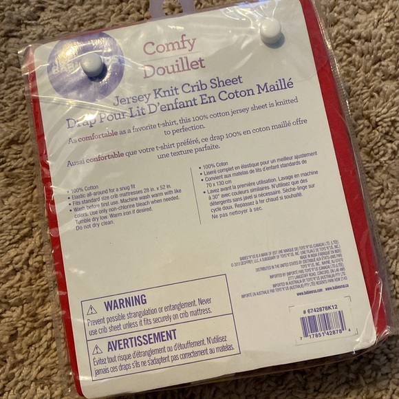 Red crib sheet - Picture 2 of 2